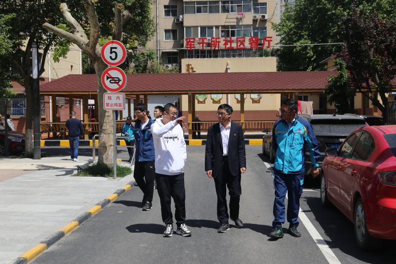 4.開(kāi)新局——社區(qū)負(fù)責(zé)人、監(jiān)理和小區(qū)居民代表現(xiàn)場(chǎng)參觀改造后的老舊小區(qū)