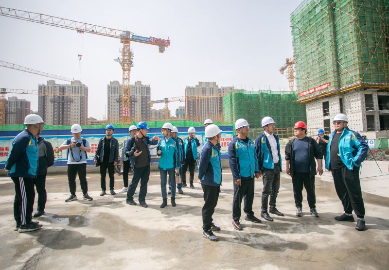 6.開新局——項目工程經(jīng)理帶領(lǐng)與會人員參觀施工現(xiàn)場