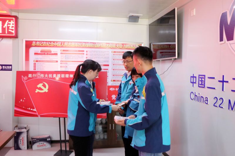 2.學黨史——中國二十二冶時代置業(yè)公司黨委書記趙曉暉發(fā)放學習書籍《誰是最可愛的人》 (2)